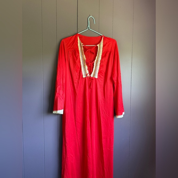 Vintage 70s Red Maxi Lounge Dress – Lace Trim Boho Peasant Style (Size M USA) - Picture 2 of 11